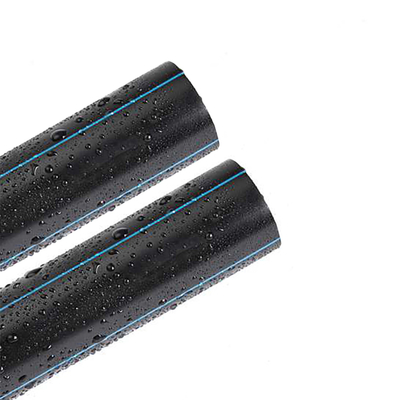 Pasokan air pipa HDPE hitam dengan pita biru dipotong sesuai ukuran Sampel diberikan